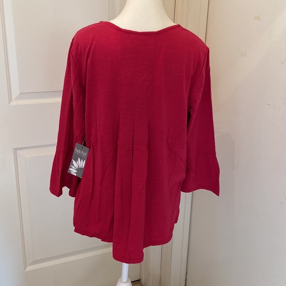 Beautiful top, has 2 pleats in the back. - Picture 2 of 4
